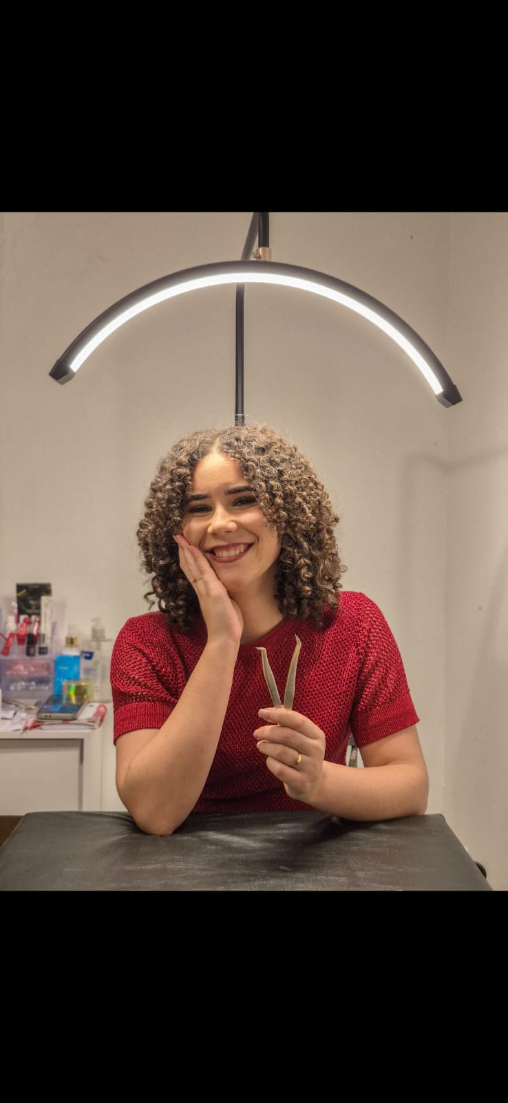 Fernanda com pinças profissionais de extensão de cílios