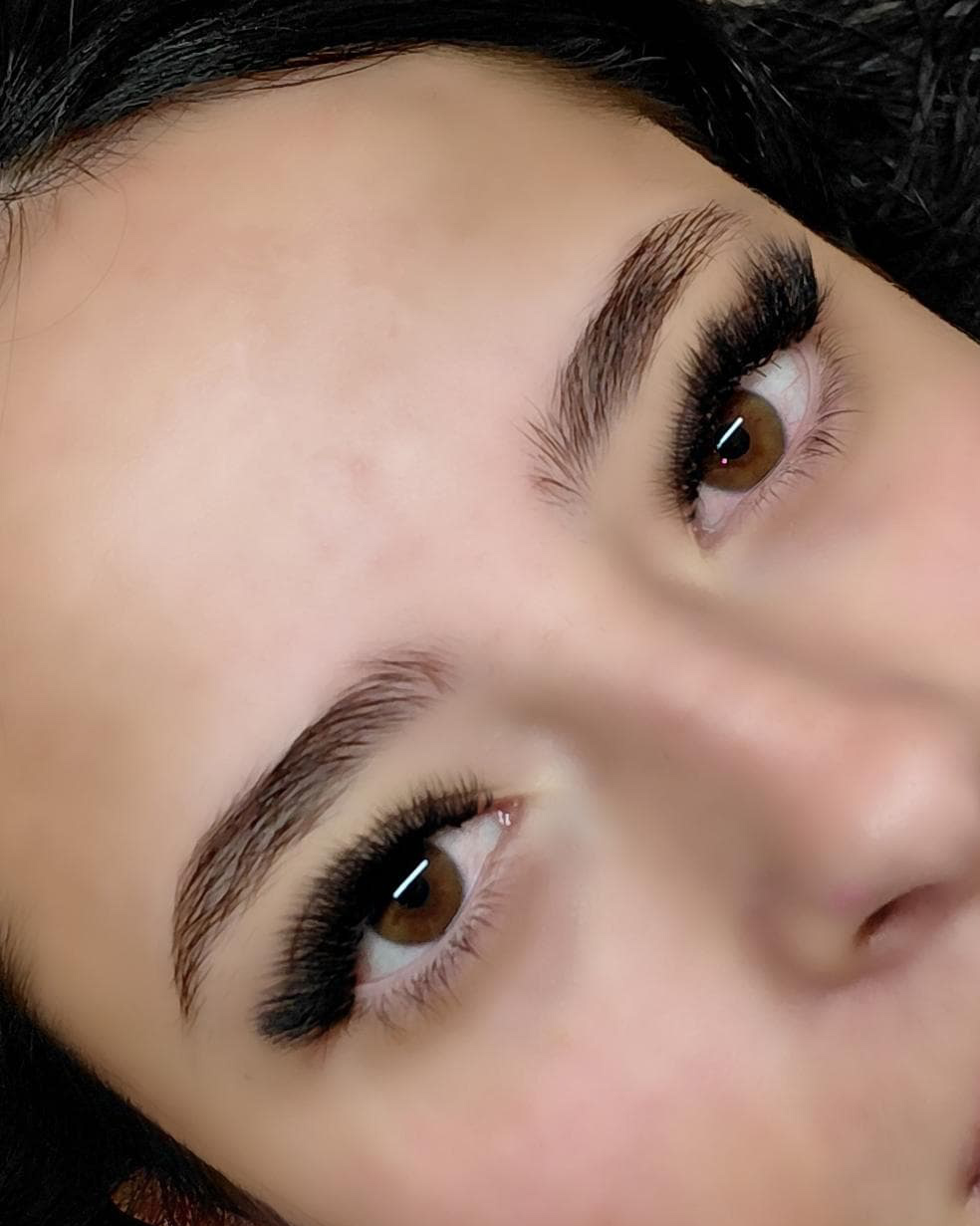 Olhar com extensão de cílios em close, iluminação suave