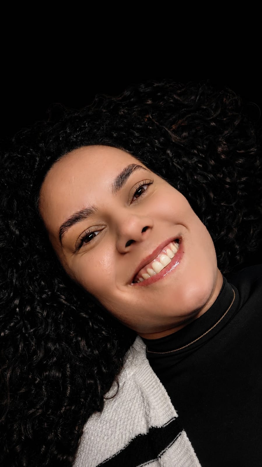 Cliente sorrindo após o procedimento de cílios